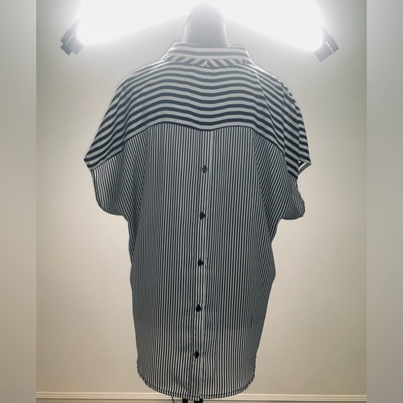 Blouse with button back - Picture 2 of 2